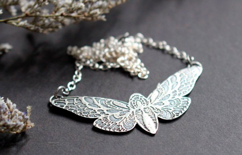 Le vol du papillon, collier papillon de nuit en argent