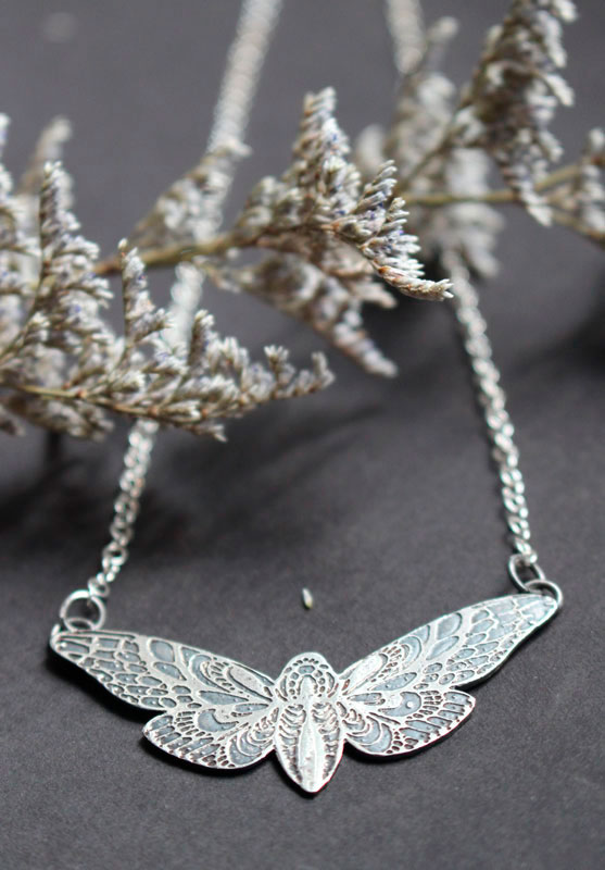 Le vol du papillon, collier papillon de nuit en argent