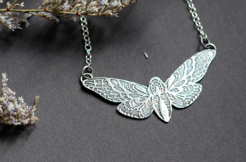 Le vol du papillon, collier papillon de nuit en argent