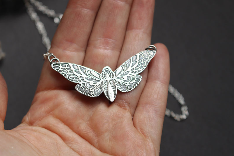 Le vol du papillon, collier papillon de nuit en argent