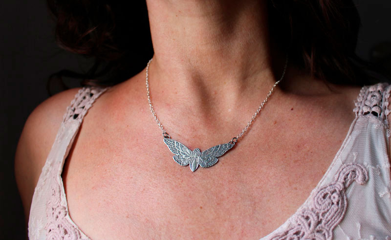 Le vol du papillon, collier papillon de nuit en argent