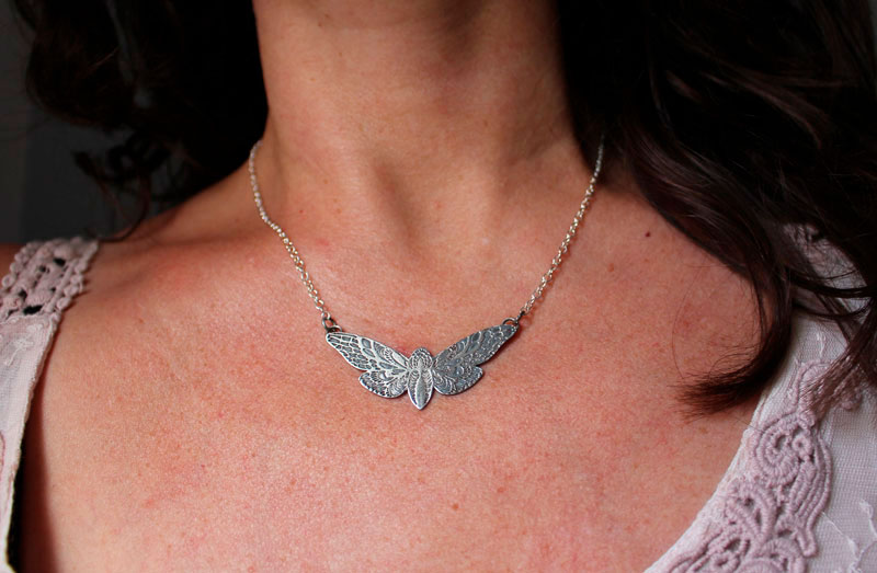 Le vol du papillon, collier papillon de nuit en argent