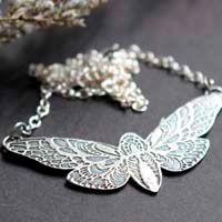 Le vol du papillon, collier papillon de nuit en argent