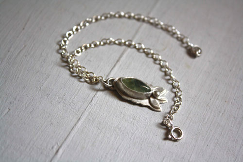 Les fleurs du printemps, bracelet botanique en argent et prehnite