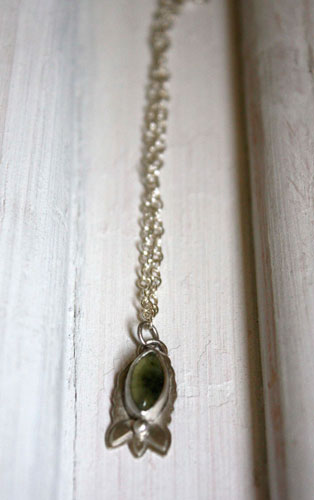 Les fleurs du printemps, bracelet botanique en argent et prehnite