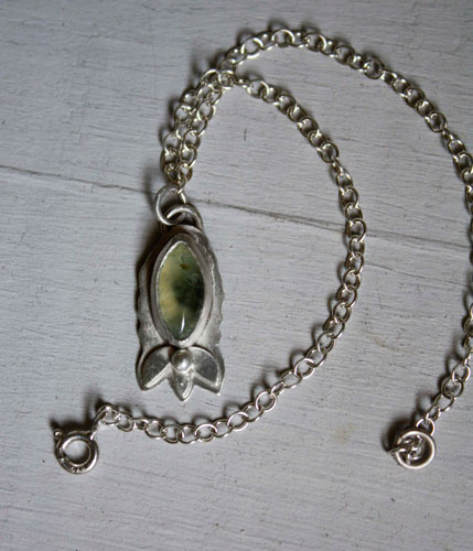 Les fleurs du printemps, bracelet botanique en argent et prehnite