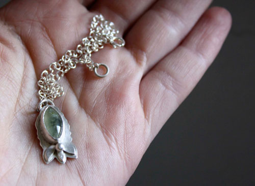 Les fleurs du printemps, bracelet botanique en argent et prehnite