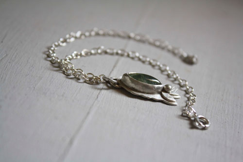 Les fleurs du printemps, bracelet botanique en argent et prehnite