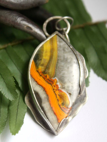 Liekki, pendentif feu sami en argent et jaspe bumblebee