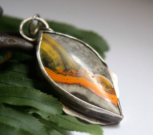 Liekki, pendentif feu sami en argent et jaspe bumblebee