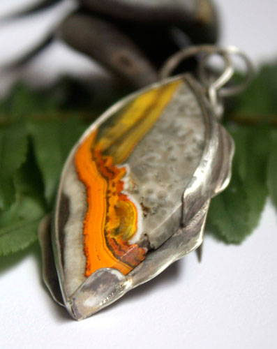 Liekki, pendentif feu sami en argent et jaspe bumblebee