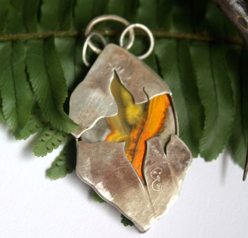 Liekki, pendentif feu sami en argent et jaspe bumblebee
