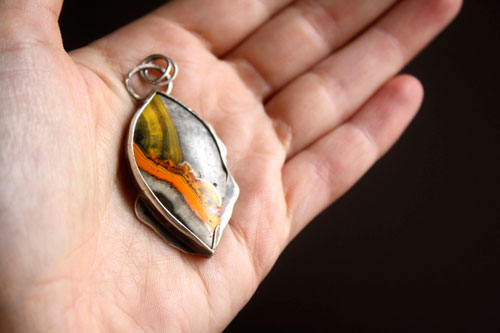 Liekki, pendentif feu sami en argent et jaspe bumblebee