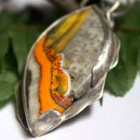 Liekki, pendentif feu sami en argent et jaspe bumblebee