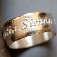 Lien de famille, bague personnalisée avec prénoms en relief en argent