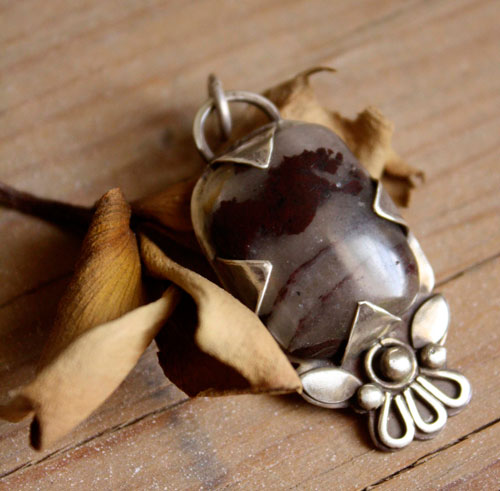 Loha, pendentif fleur de fer en argent et jaspe iron