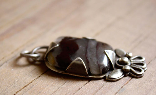 Loha, pendentif fleur de fer en argent et jaspe iron