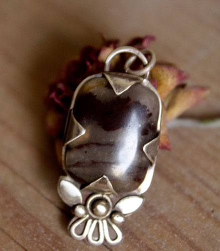 Loha, pendentif fleur de fer en argent et jaspe iron
