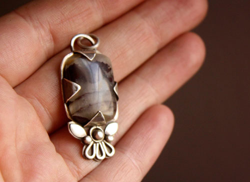 Loha, pendentif fleur de fer en argent et jaspe iron
