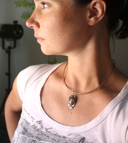 Loha, pendentif fleur de fer en argent et jaspe iron