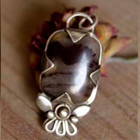 Loha, pendentif fleur de fer en argent et jaspe iron