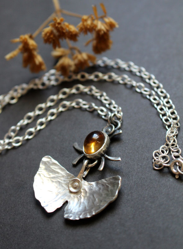 Luciole, collier feuille de ginkgo en argent et citrine