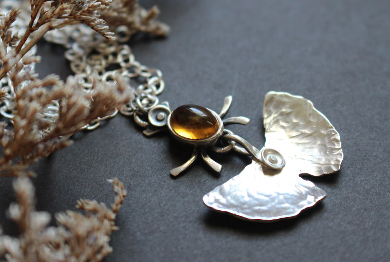 Luciole, collier feuille de ginkgo en argent et citrine