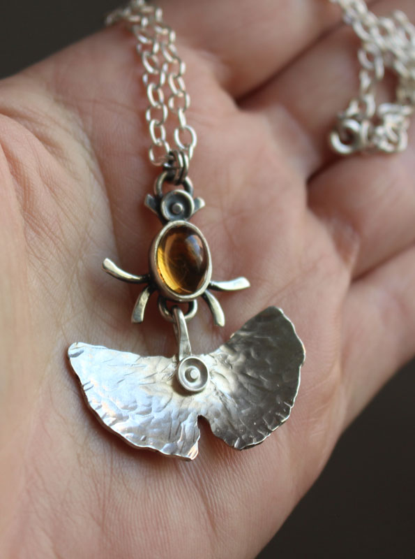 Luciole, collier feuille de ginkgo en argent et citrine