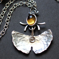 Luciole, collier feuille de ginkgo en argent et citrine