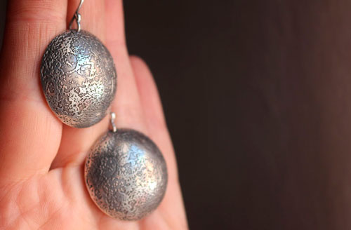 Lune bleue, boucles d’oreilles pleine lune en argent