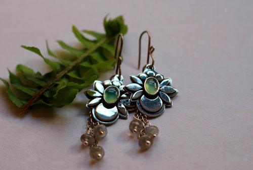 Lune d’eau, boucles d’oreilles lune fleur en argent, chrysoprase et labradorite