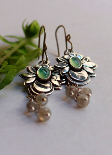 Lune d’eau, boucles d’oreilles lune fleur en argent, chrysoprase et labradorite