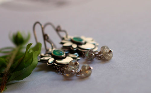 Lune d’eau, boucles d’oreilles lune fleur en argent, chrysoprase et labradorite