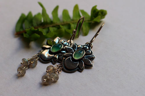 Lune d’eau, boucles d’oreilles lune fleur en argent, chrysoprase et labradorite