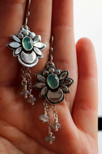 Lune d’eau, boucles d’oreilles lune fleur en argent, chrysoprase et labradorite