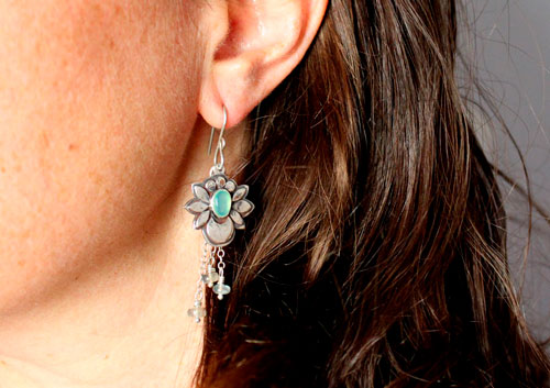 Lune d’eau, boucles d’oreilles lune fleur en argent, chrysoprase et labradorite