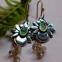 Lune d’eau, boucles d’oreilles lune fleur en argent, chrysoprase et labradorite