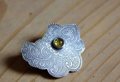 Lune de Perse, broche route de la soie en argent et ambre