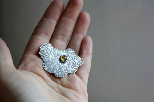 Lune de perse, broche route de la soie en argent et ambre