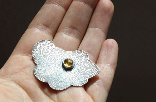 Lune de perse, broche route de la soie en argent et ambre