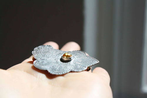 Lune de Perse, broche route de la soie en argent et ambre