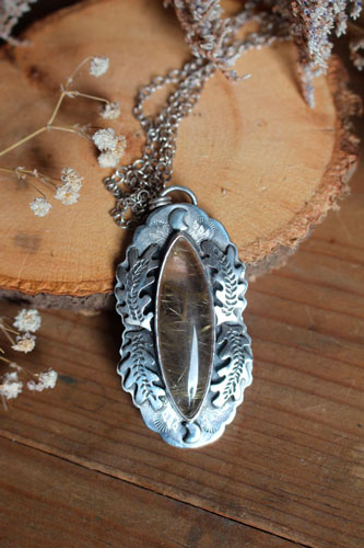 Lune du solstice, collier feuille de chêne en argent et quartz rutile