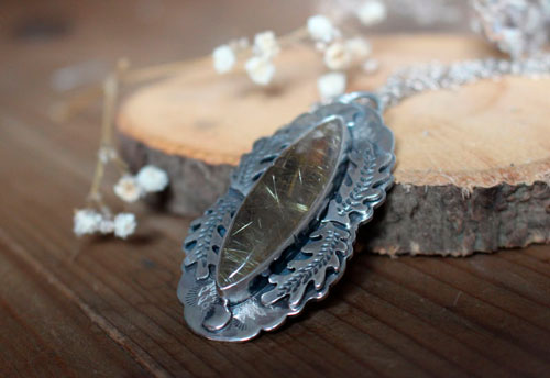 Lune du solstice, collier feuille de chêne en argent et quartz rutile