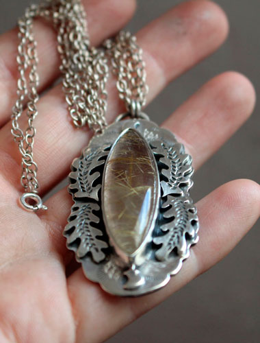 Lune du solstice, collier feuille de chêne en argent et quartz rutile