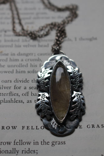 Lune du solstice, collier feuille de chêne en argent et quartz rutile