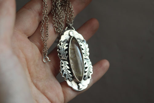 Lune du solstice, collier feuille de chêne en argent et quartz rutile