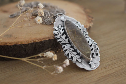 Lune du solstice, collier feuille de chêne en argent et quartz rutile