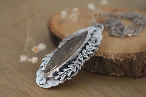 Lune du solstice, collier feuille de chêne en argent et quartz rutile