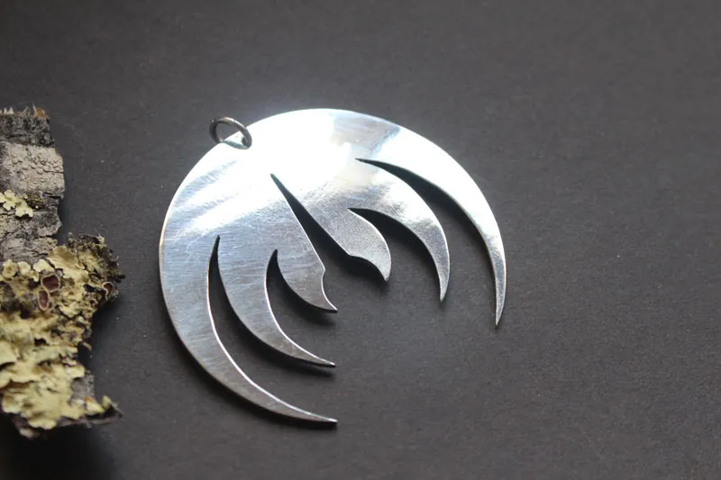 Magma deluxe, pendentif logo de groupe de rock en argent