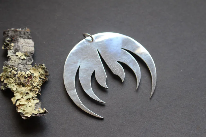 Magma deluxe, pendentif logo de groupe de rock en argent